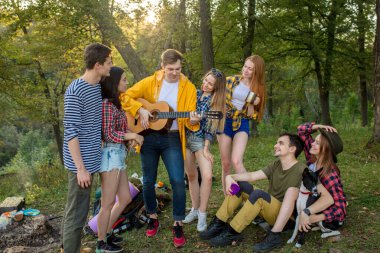 Gençler dışarıda parti veriyor.