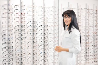 Beyaz tıbbi ceket gözlük preasenting seti başarılı gözlükçü