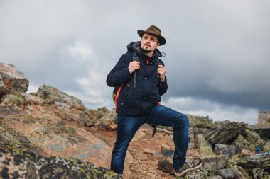 Gerçekten iyi görünümlü gezgin mesafeye bakıyor.