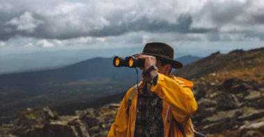Yolcu kayboldu, o bir yol arıyor.