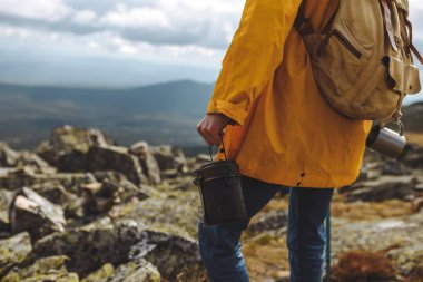 Genç adam dinlenecek bir yer arıyor.
