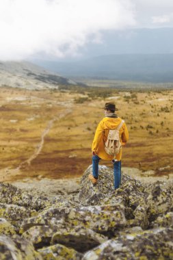Genç aktif gezgin kuşları izliyor.