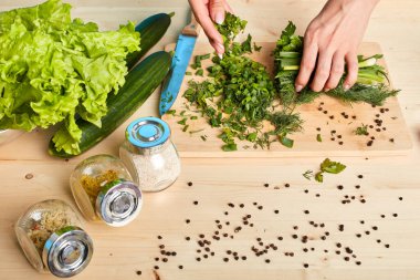 Sağlıklı diyet gıda pişirme tanınmaz kadın Kırpılmış görünümü