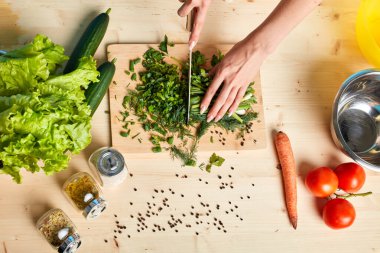Taze çiğ yemyeşil sebze aldı doğranmış kadın elleri Kırpılmış atış