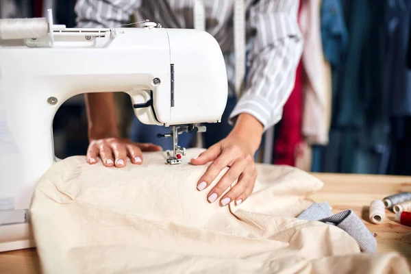 Cerca de foto recortada. sastre reparación cusstomers ropa — Foto de Stock