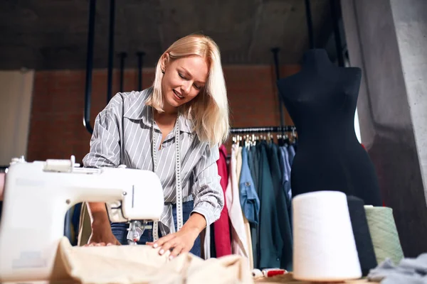 Jovem designer concentrou-se em fazer roupas — Fotografia de Stock