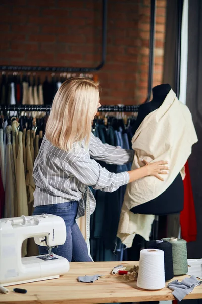 Genç yaratıcı terzi moda kıyafetleri yapıyor.