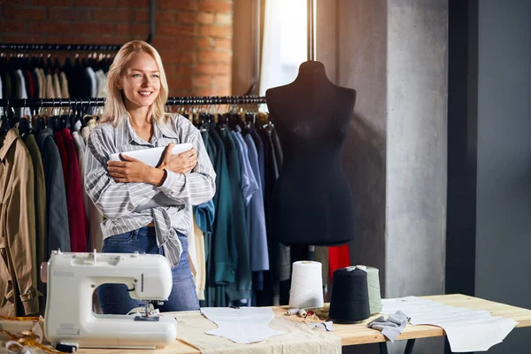 彼女のラップトップを抱きしめるシェールフルブロンドの仕立て屋 — ストック写真