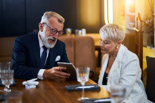 Vackra senior par talar i rik restaurang — Stockfoto