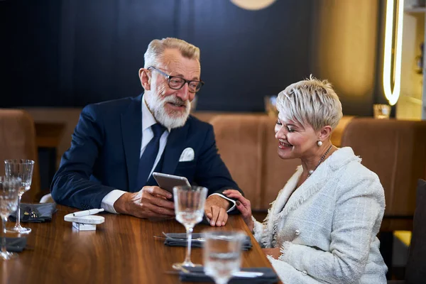 Älskade äldre par som spenderar tid tillsammans på restaurang — Stockfoto