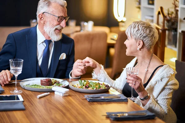 Moderna äldre par förälskade i varandra — Stockfoto