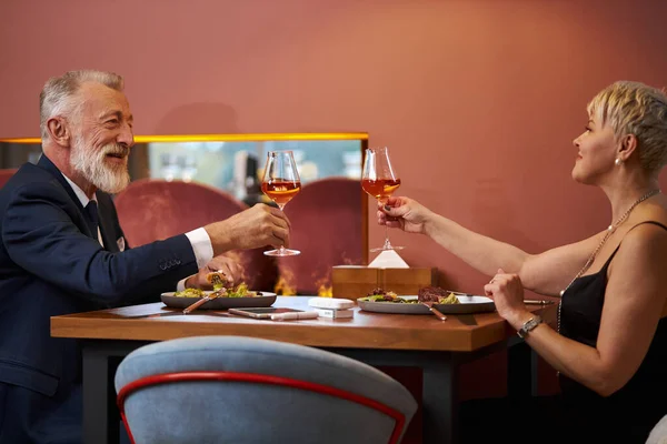 Pareja madura cenando juntos en el restaurante — Foto de Stock