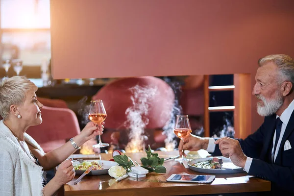 Pareja madura multando comida juntos en el restaurante — Foto de Stock