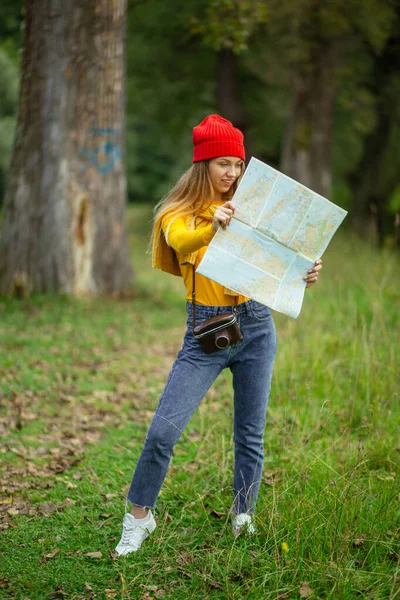 Fiatal kaukázusi túrázó nézi a térképet, és próbálja megtalálni a módját — Stock Fotó