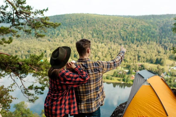 Deux jeunes touristes regardant la distance — Photo