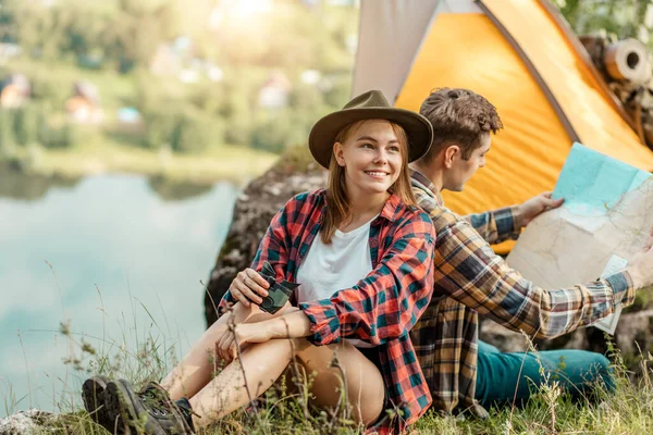 Šťastná krásná dívka tráví čas se svým přítelem v táboře — Stock fotografie