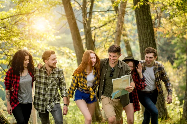 Jonge reizigers die positieve tijd doorbrengen — Stockfoto