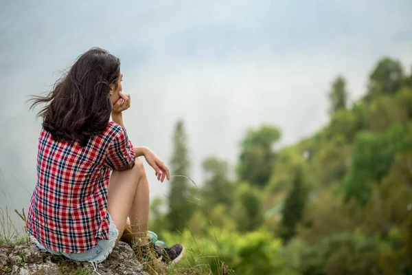 Triste infeliz deprimido menina sentado no topo da montanha — Fotografia de Stock