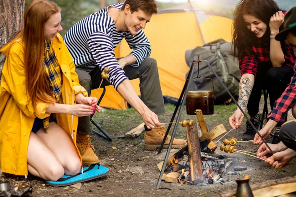 Giovani viaggiatori positivi preparare uno spuntino — Foto Stock