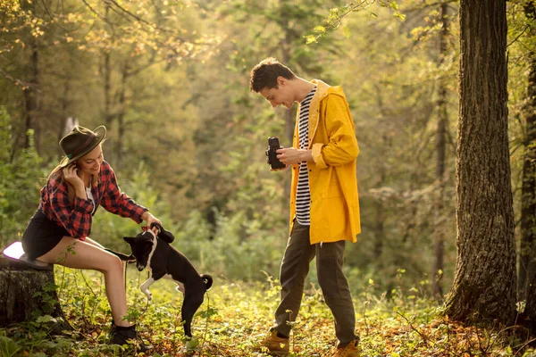 Glada flicka i shorts, skjorta och hatt lär sitt husdjur — Stockfoto