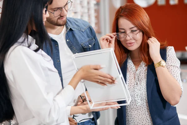 Junge hübsche Frau mit Brille posiert vor dem Spiegel — Stockfoto