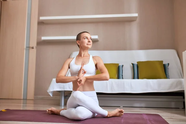 Young short-haired woman exercise at home in bright room — Stock Photo, Image