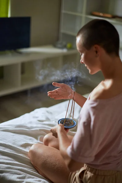 Minfulness atraente jovem mulher desfrutar de paus de incenso para ioga — Fotografia de Stock