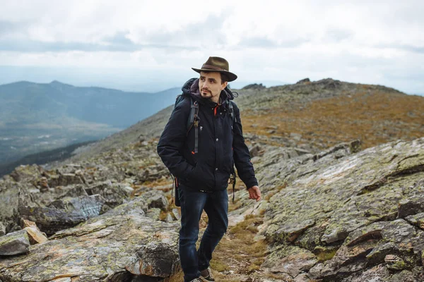 Handsome bearded hiker got lost in mountains — Stock Photo, Image