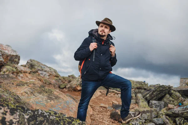 Gerçekten iyi görünümlü gezgin mesafeye bakıyor.