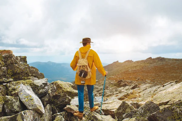 Motivated hiker at the top of a rock with backpack enjoy autumn day — Stock Photo, Image