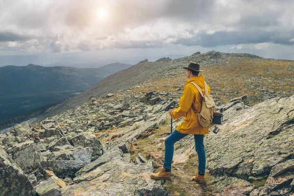 Aktivní batohem těší krásu krajiny — Stock fotografie