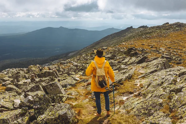 Genç aktif gezginler bir dağın tepesinde Vadi manzarasının tadını çıkarıyorlar