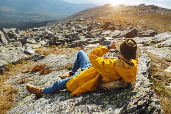 Bonito turista descansando na natureza e desfrutando da noite nas montanhas — Fotografia de Stock