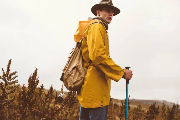 Joven arqueólogo aprendiendo el paisaje — Foto de Stock