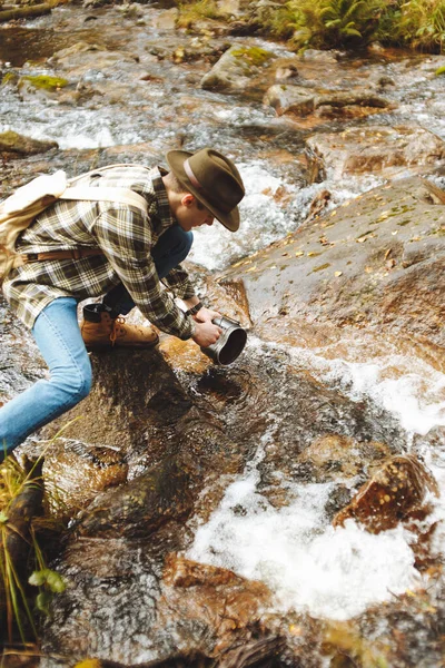 L'uomo sta prendendo acqua pulita dal fiume per cucinare la zuppa, fare il tè — Foto Stock