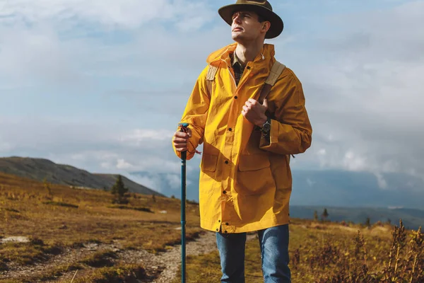 Mladý seriózní turista, který hledá štěstí — Stock fotografie