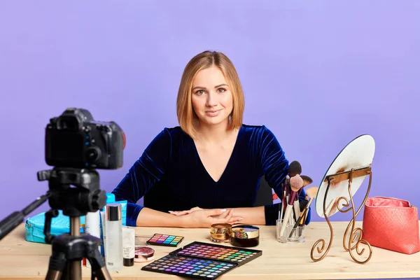 Stylische, gut aussehende Vloggerin arbeitet an Inhalten für ihren Beauty-Blog — Stockfoto