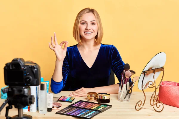 Smiling female vlogger shows okay, ready to record make up tutorial video — Stock Photo, Image