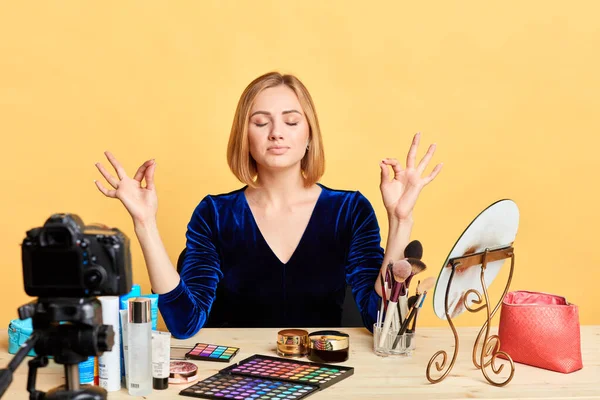 Female make up artist meditates before shooting her video master class — Stock Photo, Image