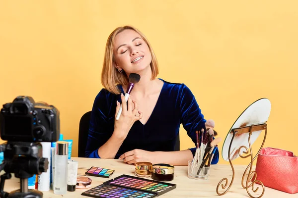 Joyful blogger belleza femenina aplicando polvo en el cuello y la cara —  Fotos de Stock