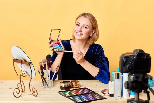 Female beauty expertrecording beauty vlog, testing eyeshadows palette — Stock Photo, Image