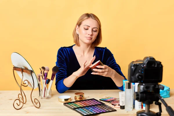 Well known blonde female cosmetologist records video for personal beauty blog — Stock Photo, Image