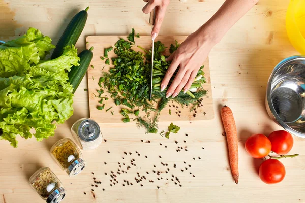 Taze çiğ yemyeşil sebze aldı doğranmış kadın elleri Kırpılmış atış