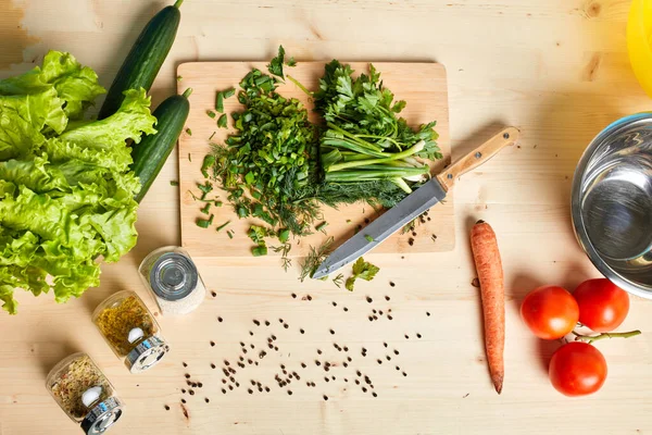 Vista superior de la mesa de madera con verduras frescas crudas. Concepto culinario . — Foto de Stock