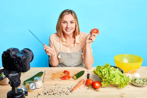 Happy jídlo blogger dívka zkouší nové recepty, nahrávání procesu vaření — Stock fotografie