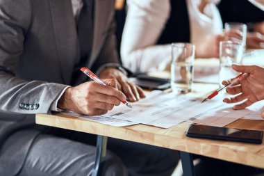 Ofiste müzakere masasında Iş adamları