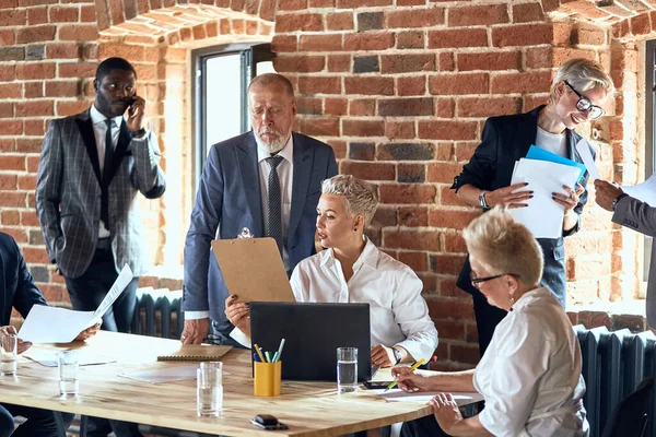 Groep zakelijke mensen die samen brainstormen in de vergaderruimte — Stockfoto