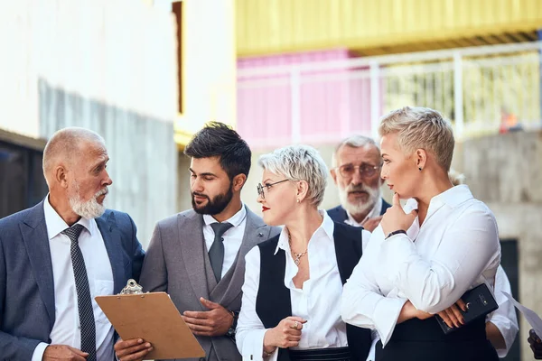 Gruppo di uomini d'affari discutere progetto all'aperto — Foto Stock