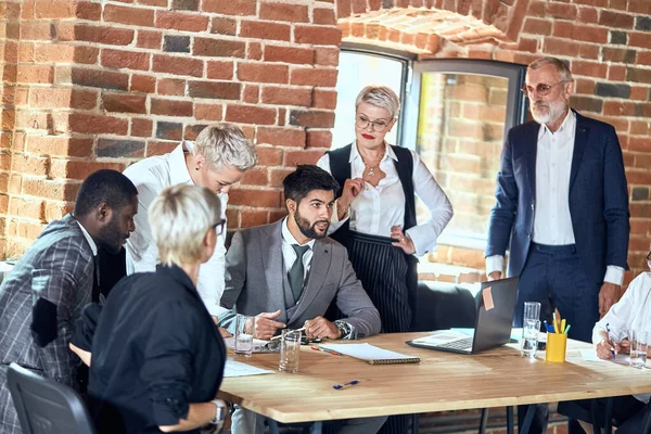 Zakenmensen aan de onderhandelingstafel op kantoor — Stockfoto