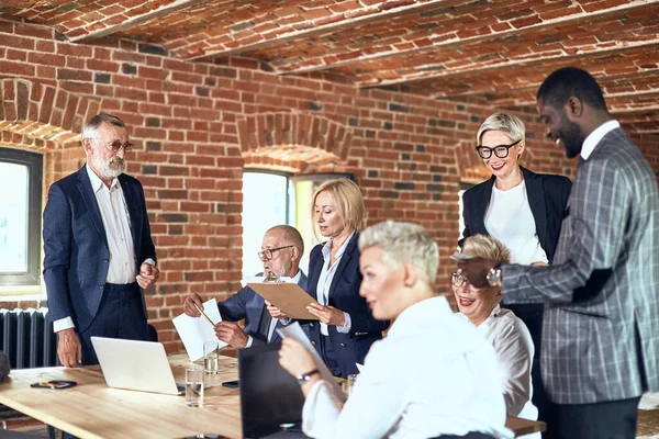 Groep zakelijke mensen die samen brainstormen in de vergaderruimte — Stockfoto